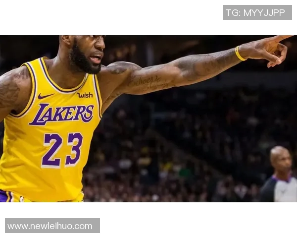 詹姆斯替补席上显不满情绪频频起身运球引发关注